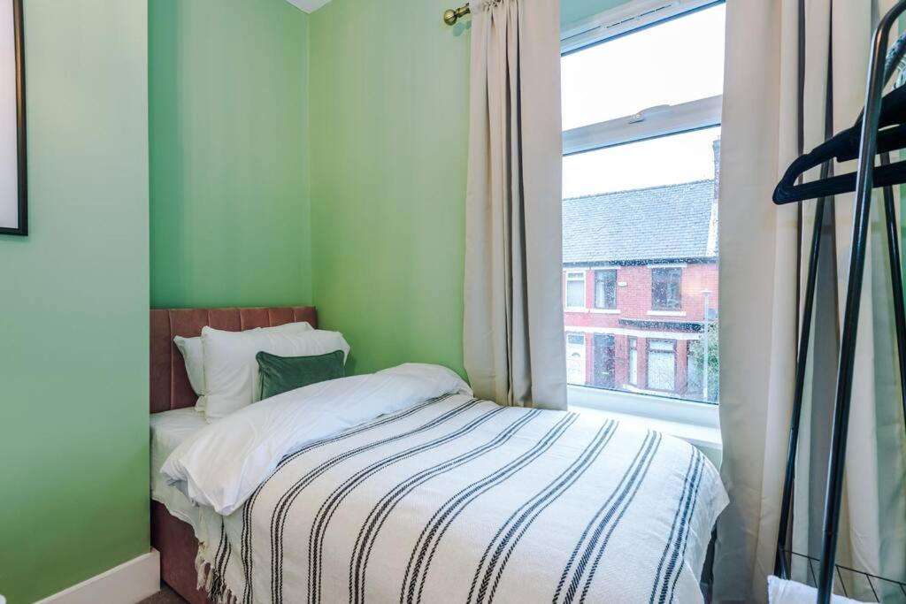 5 Bed Salford Sanctuary Retreat Villa Manchester Bagian luar foto