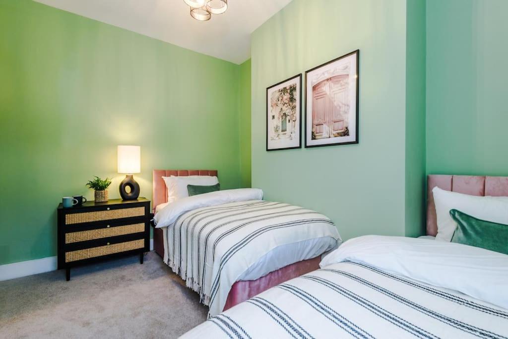 5 Bed Salford Sanctuary Retreat Villa Manchester Bagian luar foto