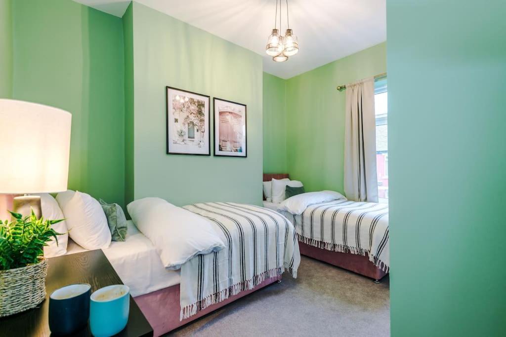 5 Bed Salford Sanctuary Retreat Villa Manchester Bagian luar foto